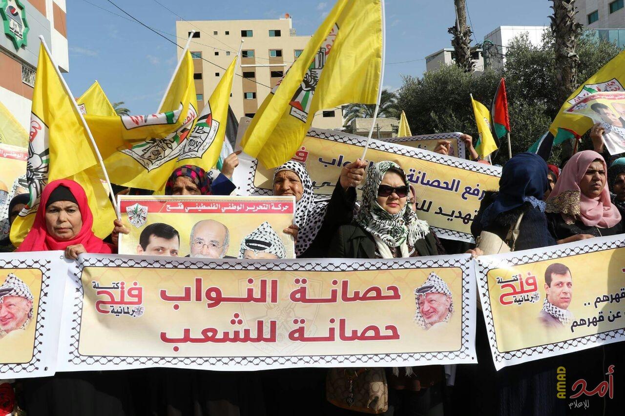 بالصور .. مسيرة جماهيرية حاشدة أمام «التشريعي» تضامنًا مع النواب الخمسة