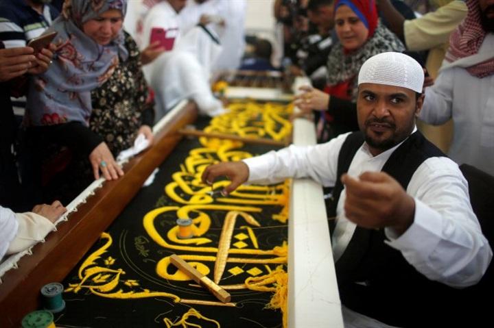 بالصور:  مالا تعرفه عن كسوة الكعبة.. تضم 120 كيلو من خيوط الذهب والفضة