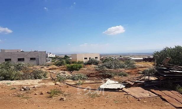 قوات الاحتلال تهدم منشآت شمال حاجز الحمرا وبيت لحم