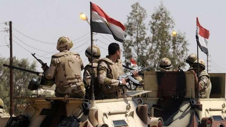الجيش المصري يضبط مخدرات وأسلحة و47 مهاجرا غير شرعى بالمنطقة الغربية