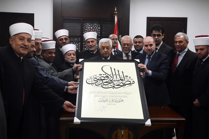 الرئيس يوقع على انتهاء المرحلة الأولى من كتابة مصحف المسجد الأقصى