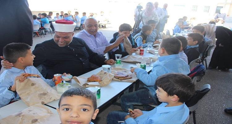 ادعيس يتفقد مدرسة جيل المستقبل التابعة للجنة زكاة نابلس ويتناول الافطار مع طلبتها