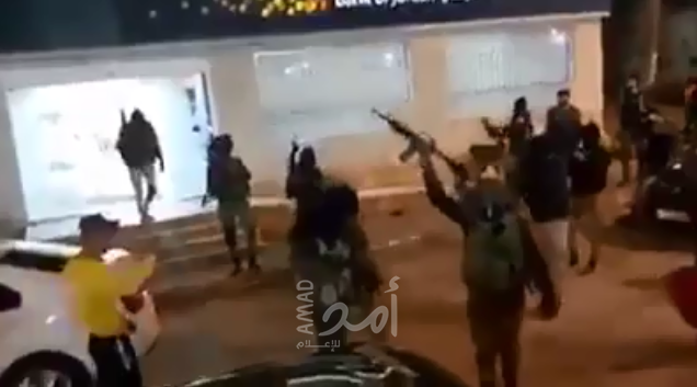 مسلحون يطلقون النار بالهواء أمام بنك "الأردن" في جنين- فيديو