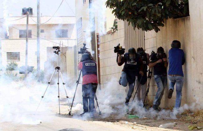 "الإعلام": الاعتداء على طواقم تلفزيون فلسطين يستدعي الحماية الدولية للصحافيين