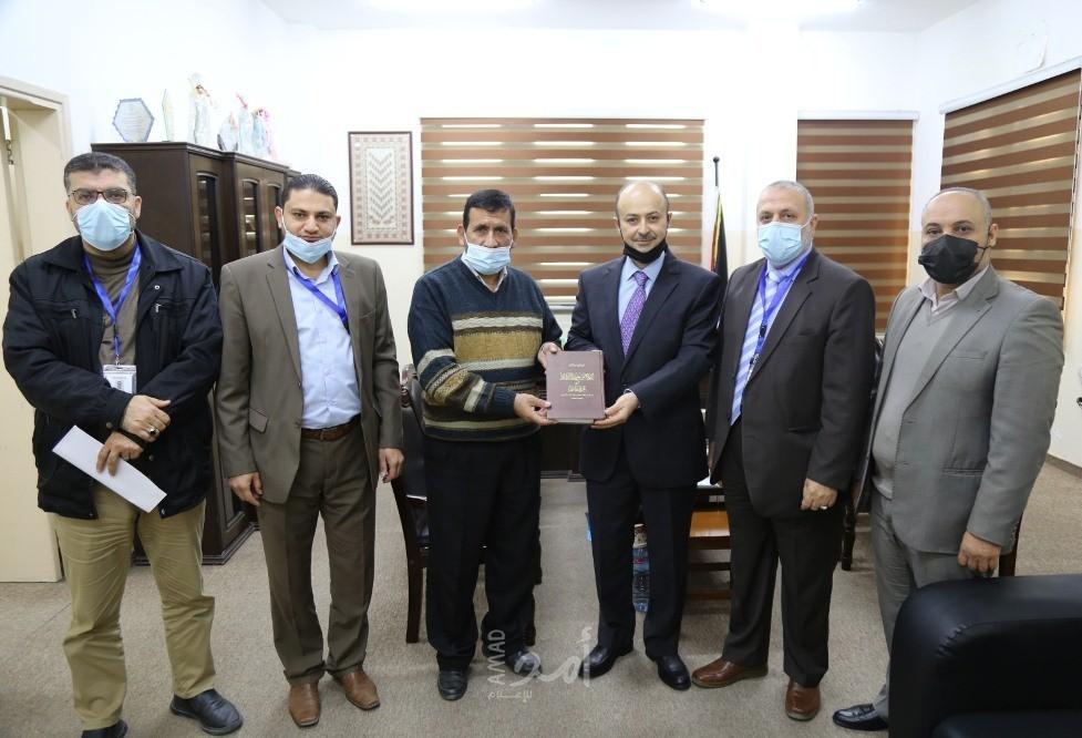 غزة: تزويد المدارس الثانوية بـ(150) نسخة من كتاب "أعلام من جيل الرواد"