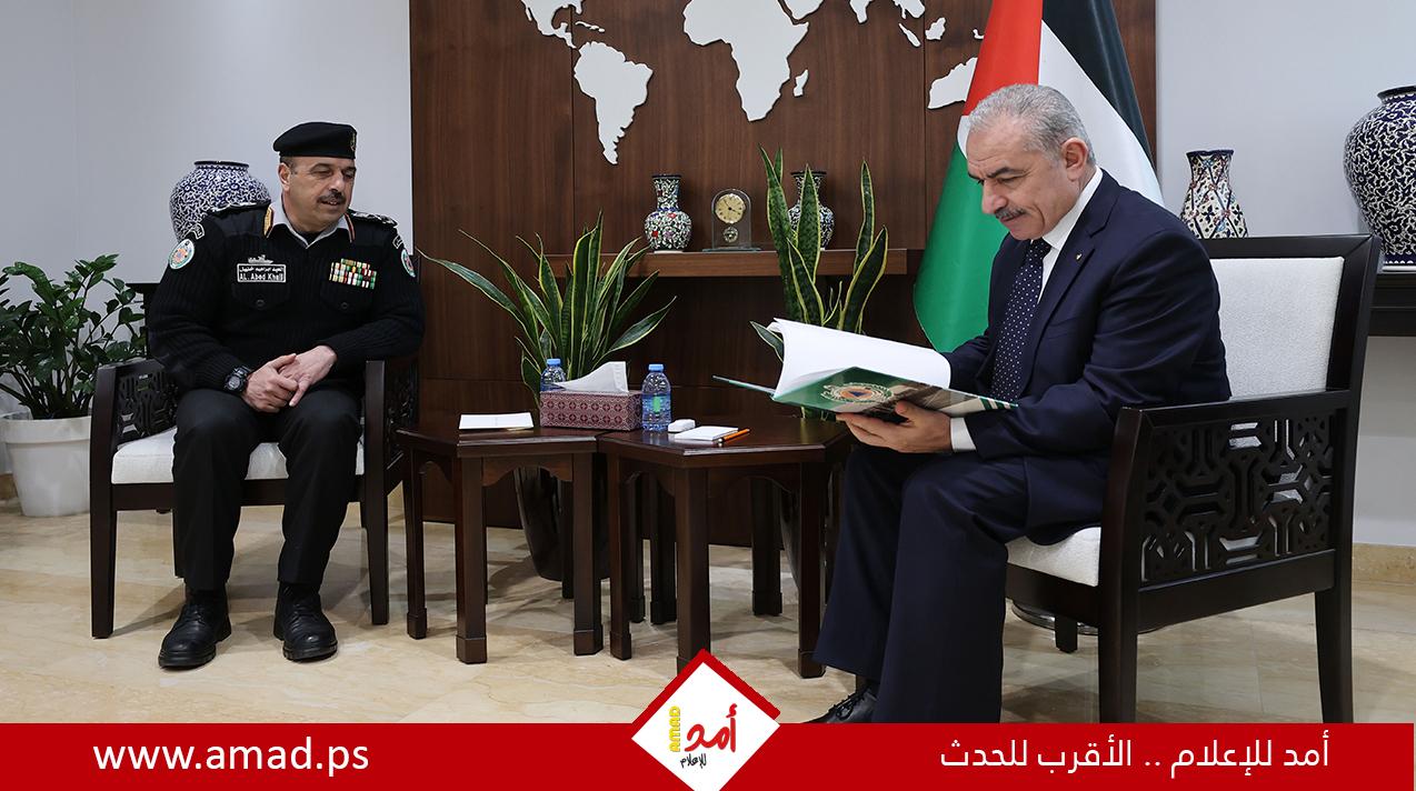 اشتية يتسلم التقرير السنوي للدفاع المدني لعام 2022