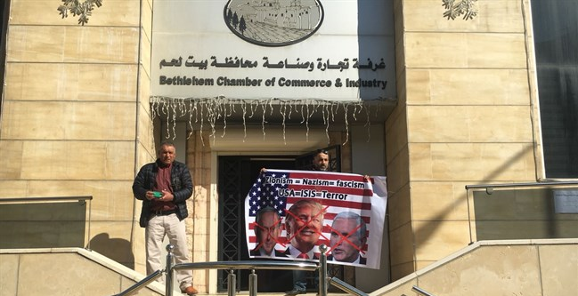 نشطاء فلسطينيون يطردون وفد امريكي جاء لزيارة الغرفة التجارية في بيت لحم
