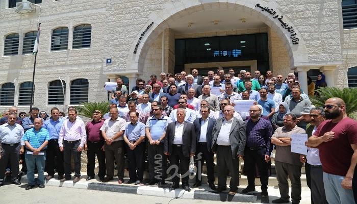 التربية تنظّم وقفة رافضة لمؤتمر البحرين