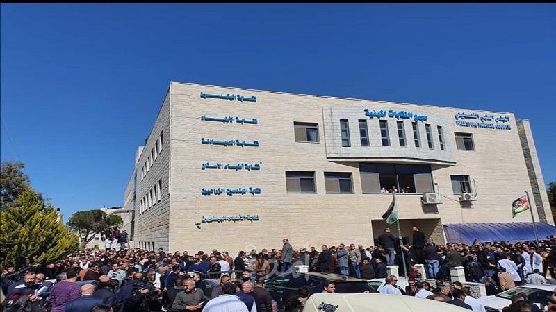 نقابة الأطباء تبدأ تنفيذ خطواتها الاحتجاجية باعتصام أمام مقر "مجمع النقابات" في رام الله