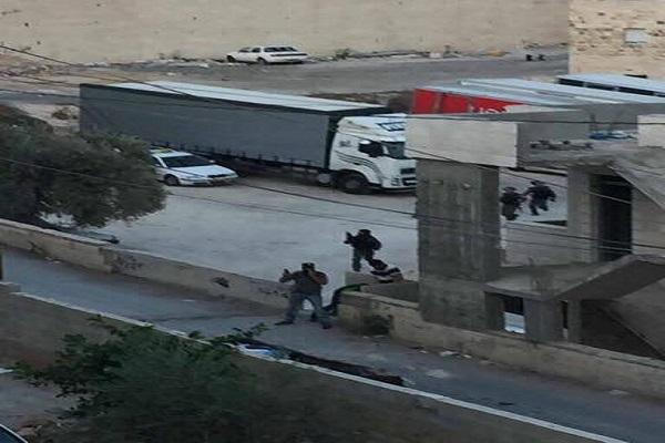 قوات الاحتلال تحتجز شابا قرب "باب الساهرة" وتضع مكعبات اسمنتية على مدخل "العيساوية"