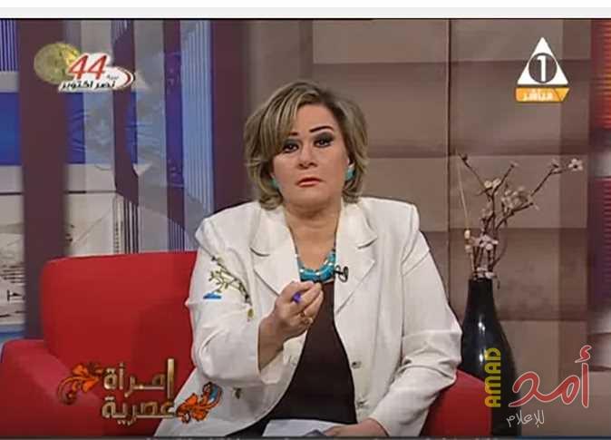 فيديو.. مذيعة بالتليفزيون المصري تقع في موقف محرج