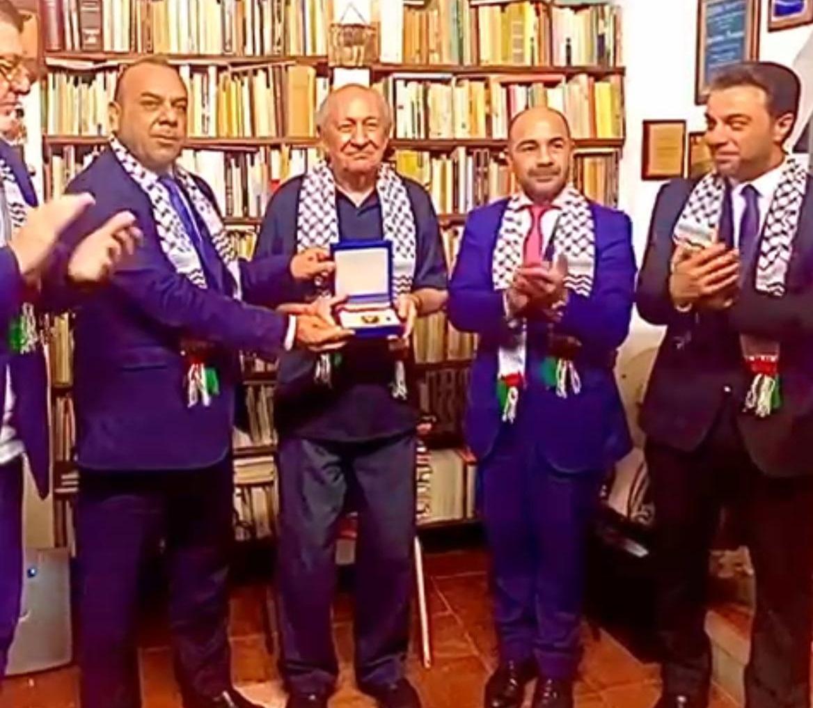 الرئيس عباس يمنح الشاعر الفنزويلي غوستافو بيريرا وسام الثقافة
