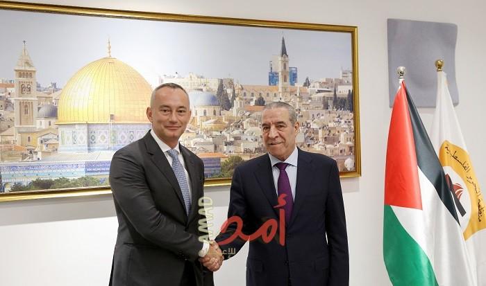 ملادينوف يدعو لإنشاء مكتب ارتباط مع السلطة الفلسطينية لتنفيذ "خطة ترامب"..والشيخ يرحب
