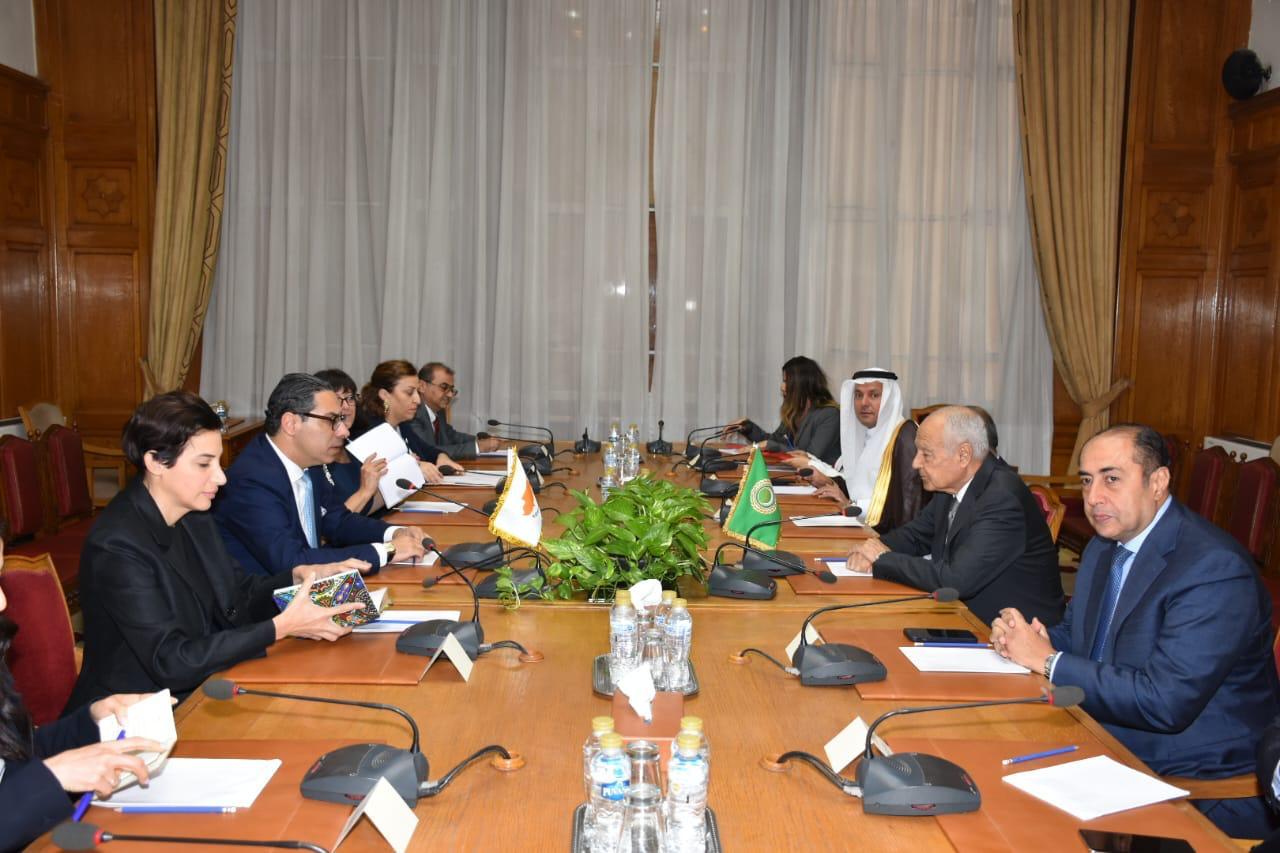 أبو الغيط: إرسال المساعدات إلى غزة عبر البحر ليس بديلاً عن المعابر البرية