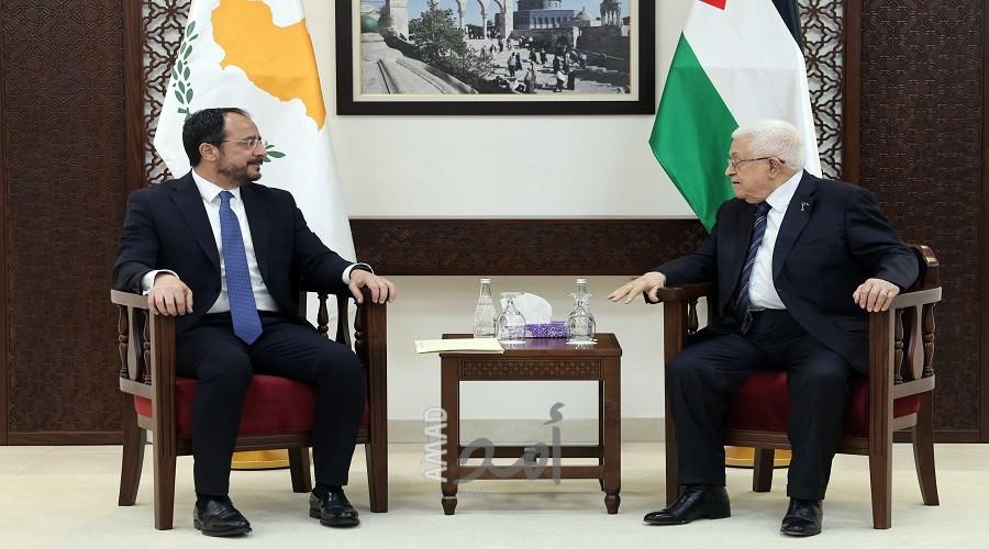 خلال لقاء رئيس قبرص..عباس: نعمل لهدنة شاملة وتولي فلسطين المسؤولية في غزة