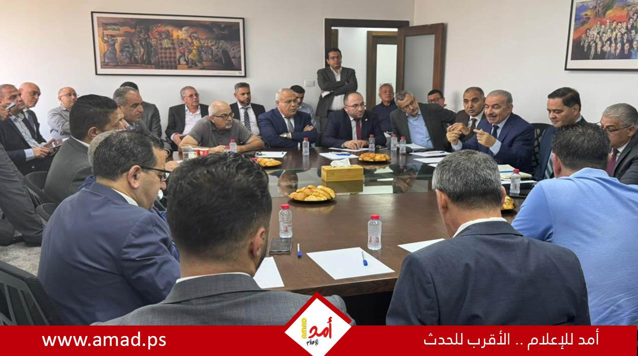 أزمة فائض الشيكل تهدد الاقتصاد الفلسطيني: خبراء يدعون لتحول رقمي وتوحيد الجهود