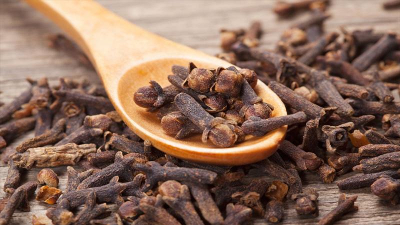 ماذا يحدث لجسمك عند تناول ماء القرنفل كل ليلة؟