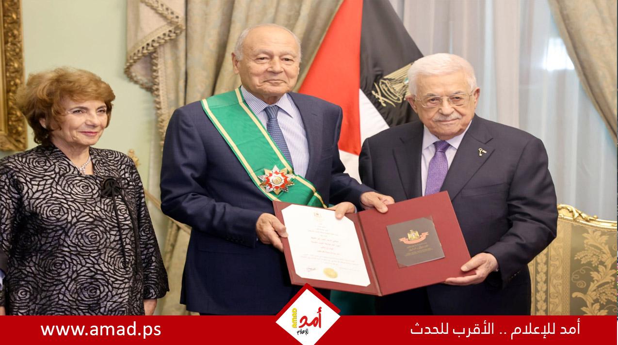 عباس يقلد أحمد أبو الغيط أمين عام جامعة الدول العربية الوشاح الأكبر من وسام دولة فلسطين
