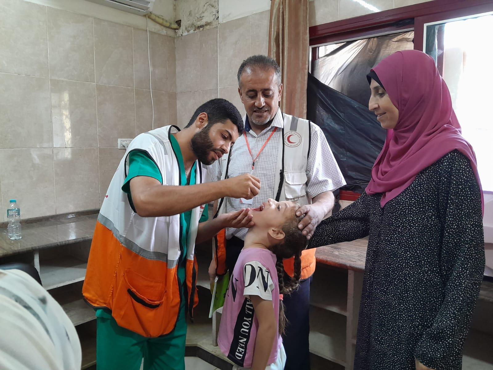 الهلال الأحمر يقدم تطعيمات شلل الأطفال لذوي الإعاقة ومرضى السرطان  