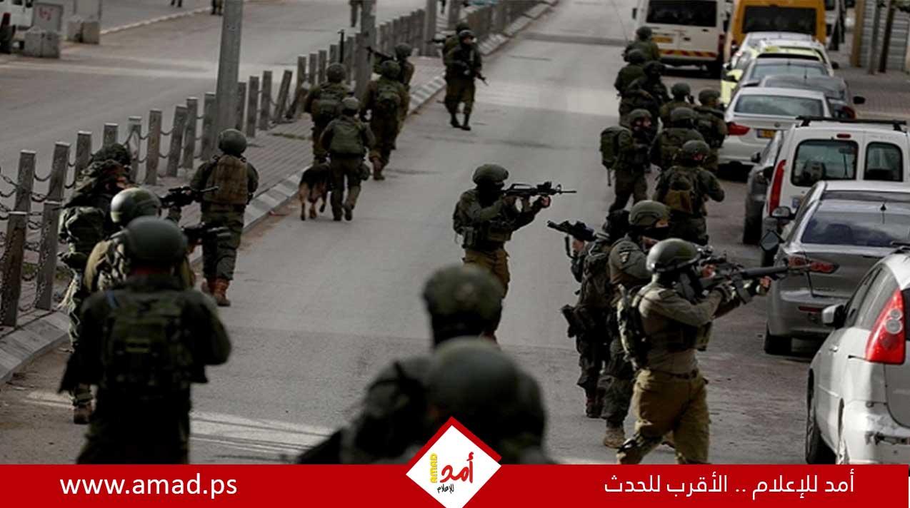 العدو الاحتلالي يشن حملة مداهمات وسط مواجهات في الضفة والقدس