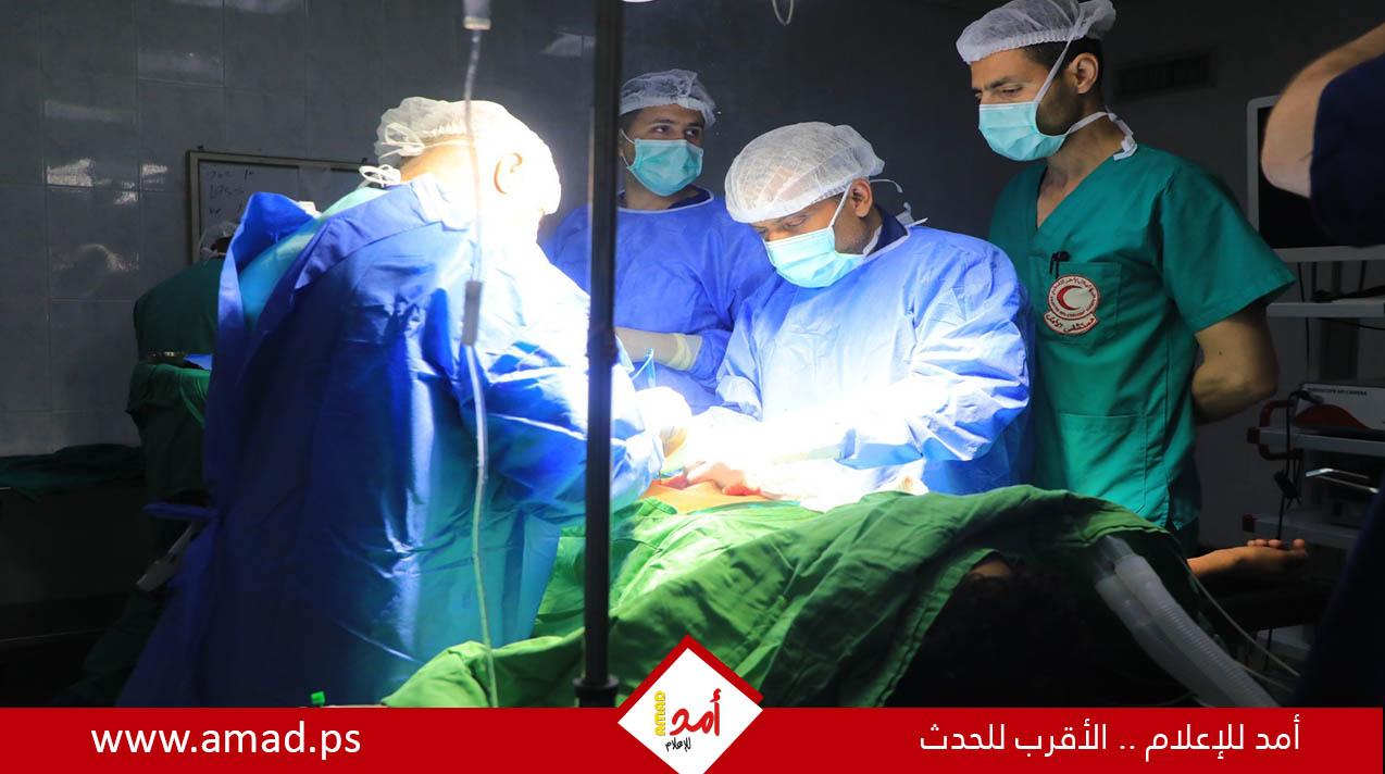 تقرير: طبيب يتنقل بالتوكتوك من شمال قطاع غزة لجنوبه ليمارس عمله