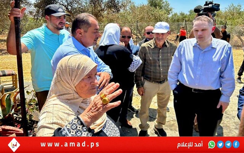 ميلر مع مزارعين فلسطينيين بالضفة