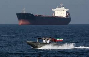 مسؤول إيراني: البنك المركزي يتلقى أول إيرادات رسوم العبور من مضيق هرمز