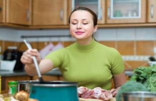 5 أسباب تجعل الطعام المطهو ​​على البخار مفيدًا لصحتك