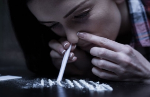 قصة أول بلد توافق على بيع الكوكايين بشكل قانوني