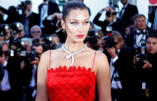 بيلا حديد تكشف عن سر صعوبة مشيتها في عرض فيكتوريا سيكريت