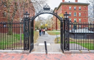 جامعة هارفارد تقاضي إدارة ترامب: تشن حملة تعسفية وغير دستورية