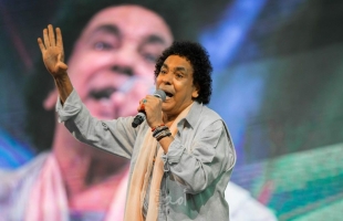 "الكينج" محمد منير يكشف سبب تأجيل حفله في دبي