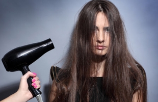 8 أخطاء تجنبيها عند استخدام الاستشوار