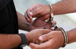 شرطة الخليل تقبض على مطلوبين خطيرين لضلوعهما بعدة جرائم