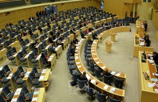 رئيس البرلمان السويدي يجرى مشاورات من أجل اختيار رئيس جديد للحكومة