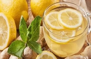 فوائد تناول ماء الليمون المغلي