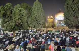 القدس: (40) ألفاً يؤدون صلاتي العشاء والتراويح في ساحات المسجد الأقصى
