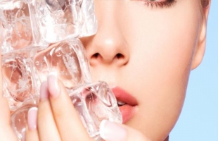 تريند روتين مكعبات الثلج يعود مرة أخرى.. اعرفى فوائده على بشرتك