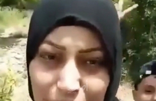 إمرأة من غزة تظهر على شواطئ إيران برفقة "ابن شقيقتها" وترسل رسالة لذويه- فيديو