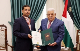الرئيس عباس يقلد السفير الأردني نجمة القدس بمناسبة انتهاء مهامه