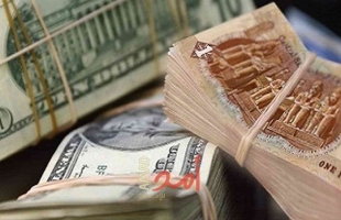 الحرب ترفع سعر صرف الدولار ليتخطى 52 جنيهًا فى البنوك المصرية