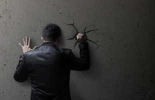 5 طرق يؤثر بها الغضب الصامت على صحتك النفسية والجسدية