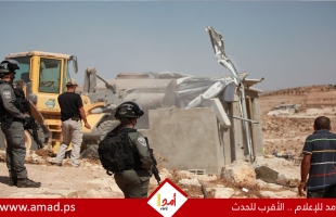 قوات الاحتلال توقف العمل بشارع في مسافر يطا وتحتجز العمال والآليات
