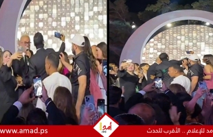 حقيقة ضرب عمرو دياب لأحد معجبيه؟