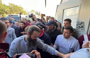 وصول 24 أسيرا محررا إلى مستشفى شهداء الأقصى وسط قطاع غزة