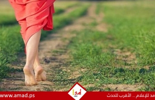 5 فوائد تعود عليك من السير حافيًا