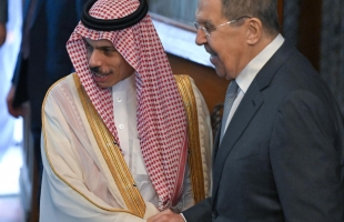 لافروف يبحث هاتفيا مع نظيره السعودي تعزيز العلاقات الثنائية والأوضاع في فلسطين