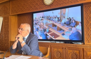 خريشي يلتقي شبابا ومتدربين من بعثات دبلوماسية ويؤكد ضرورة حماية القانون الإنساني الدولي