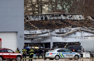 السلطات التشيكية تحقق في حريق بمجمع أسلحة مرتبط بإسرائيل