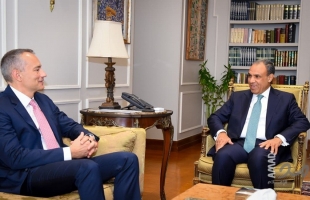 عبد العاطي يلتقي ملادينوف ويبحث معه تطورات الأوضاع في قطاع غزة